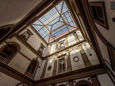 � illuminato completamente dalla luce del sole: in alto infatti non vi � un soffitto in muratura a chiudere l�ambiente, bens� un lucernario trasparente da cui filtrano i raggi